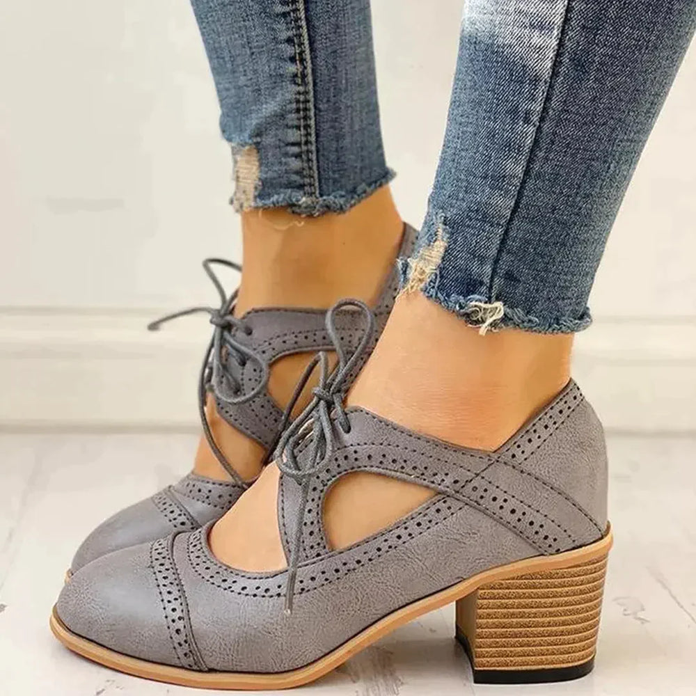 Elegante damesschoenen met t-bandje en hak, voorzien van vetersluiting
