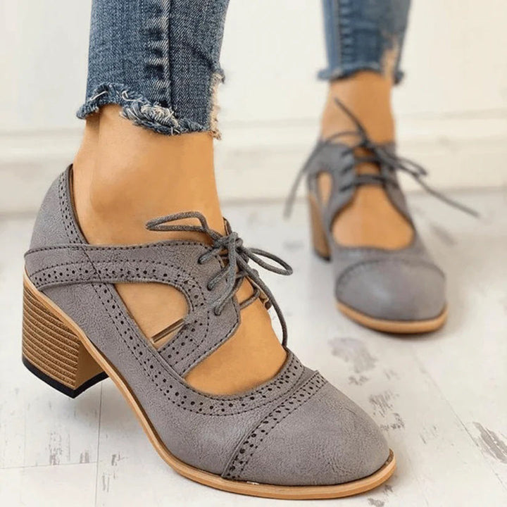 Elegante damesschoenen met t-bandje en hak, voorzien van vetersluiting