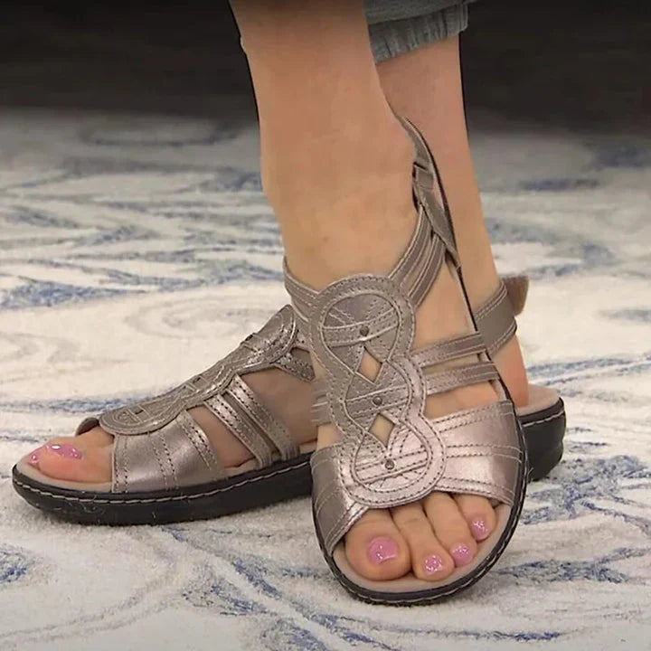 Platte, comfortabele casual sandalen voor dames met meerdere bandjes en extra demping.