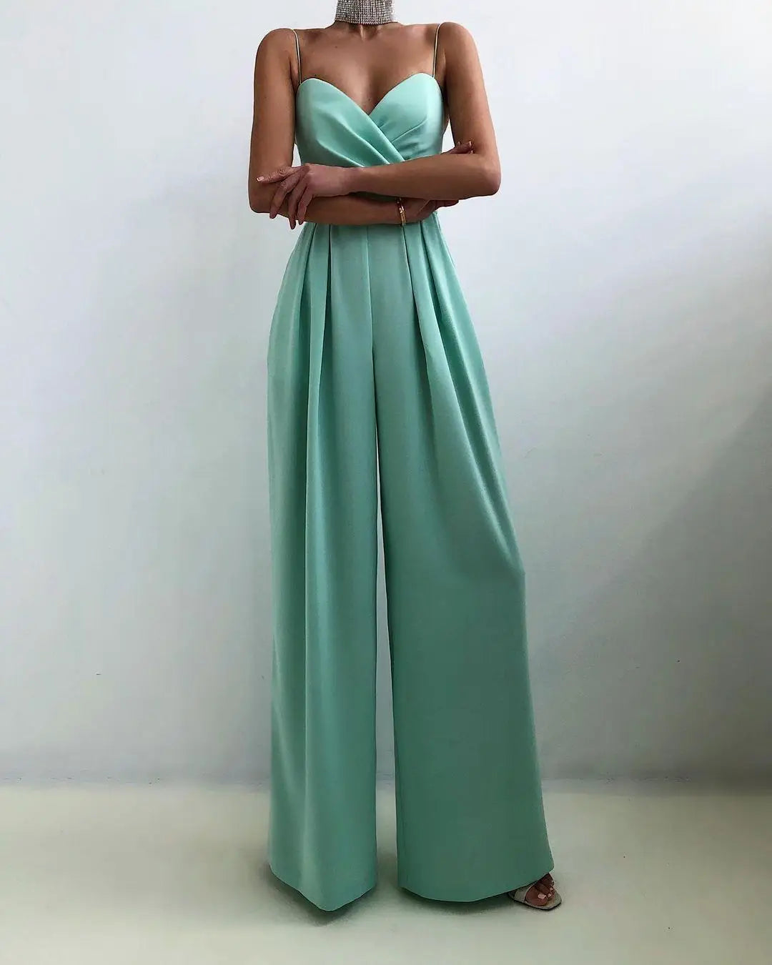Avondjumpsuit voor dames met wijde pijpen en v-hals