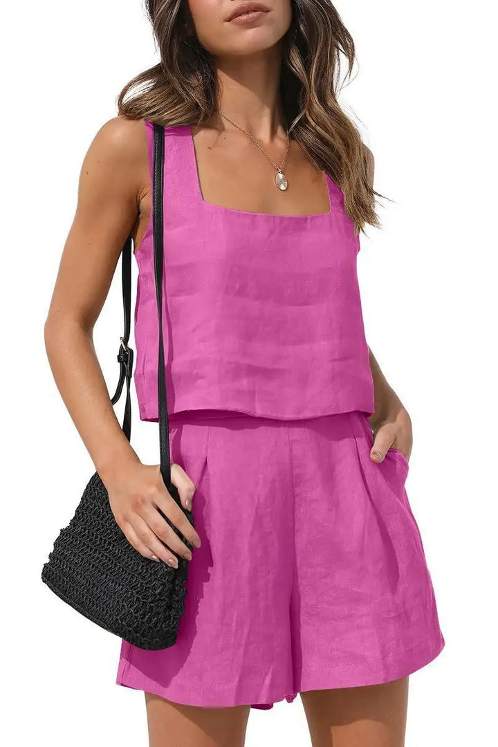 Damesset bestaande uit een linnen top en zomerse shorts