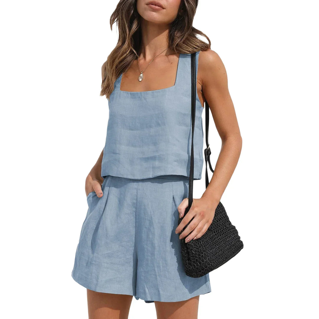 Damesset bestaande uit een linnen top en zomerse shorts