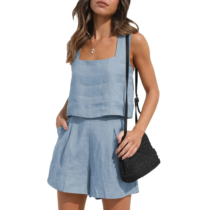 Damesset bestaande uit een linnen top en zomerse shorts