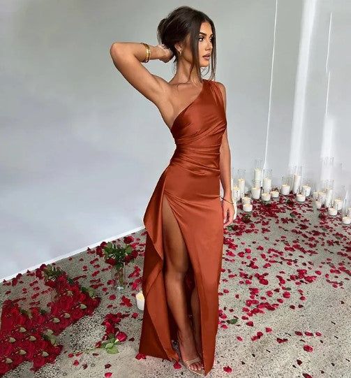 Maxi-jurk met één schouder en split voor dames, perfect voor een avondje uit