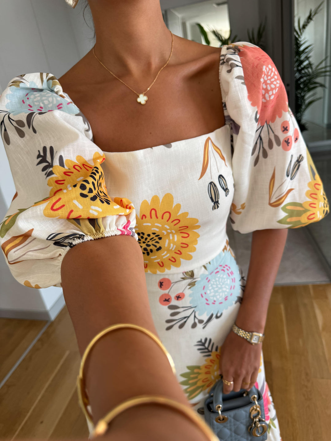 Elegante midi-jurk met pofmouwen
