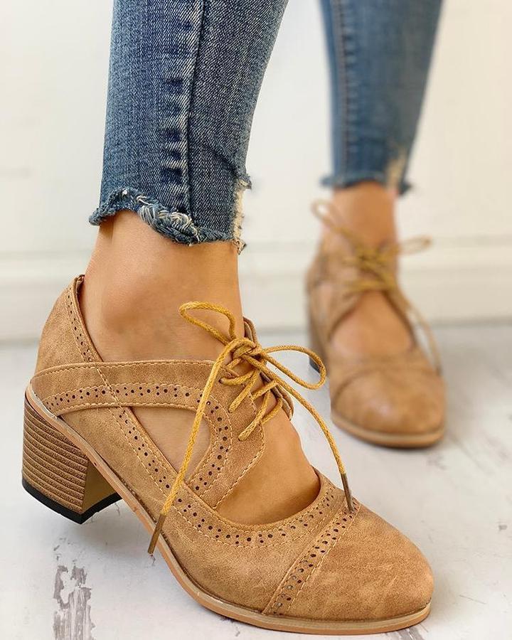 Elegante damesschoenen met t-bandje en hak, voorzien van vetersluiting