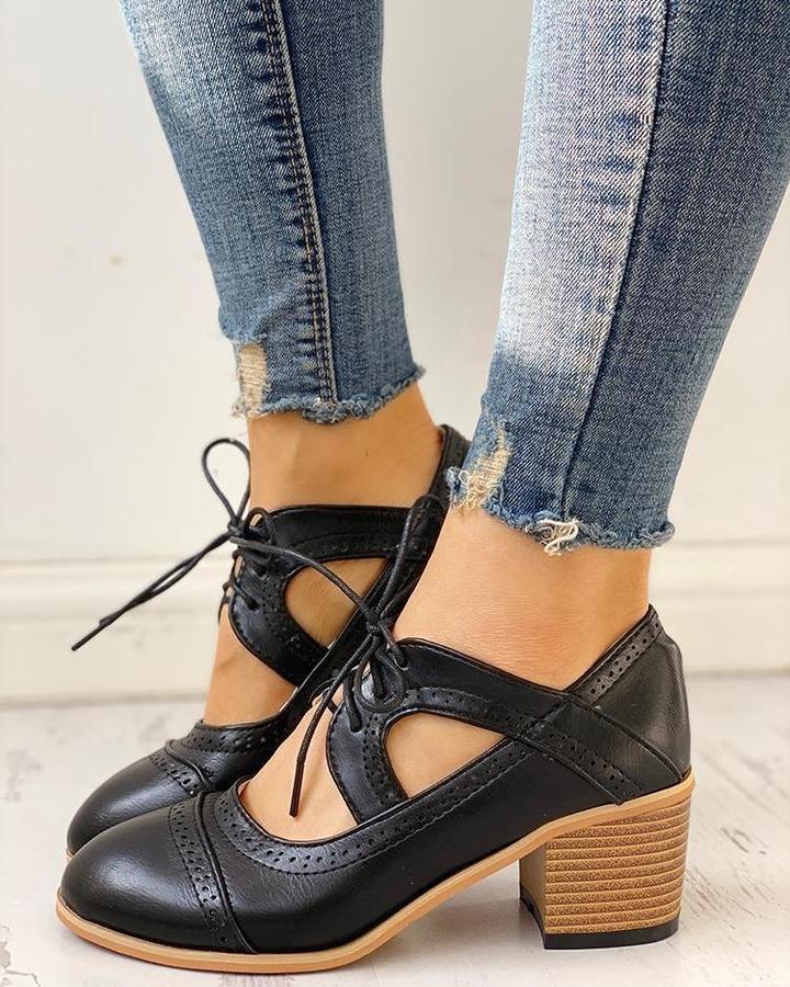 Elegante damesschoenen met t-bandje en hak, voorzien van vetersluiting