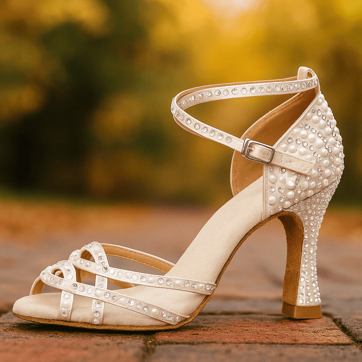 Satijnen dansschoenen voor dames met kristallen op de hiel