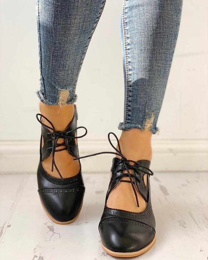 Elegante damesschoenen met t-bandje en hak, voorzien van vetersluiting